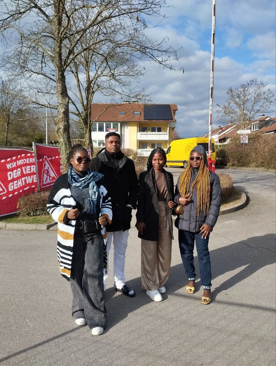Quatre apprenants posent dans la rue en Allemagne