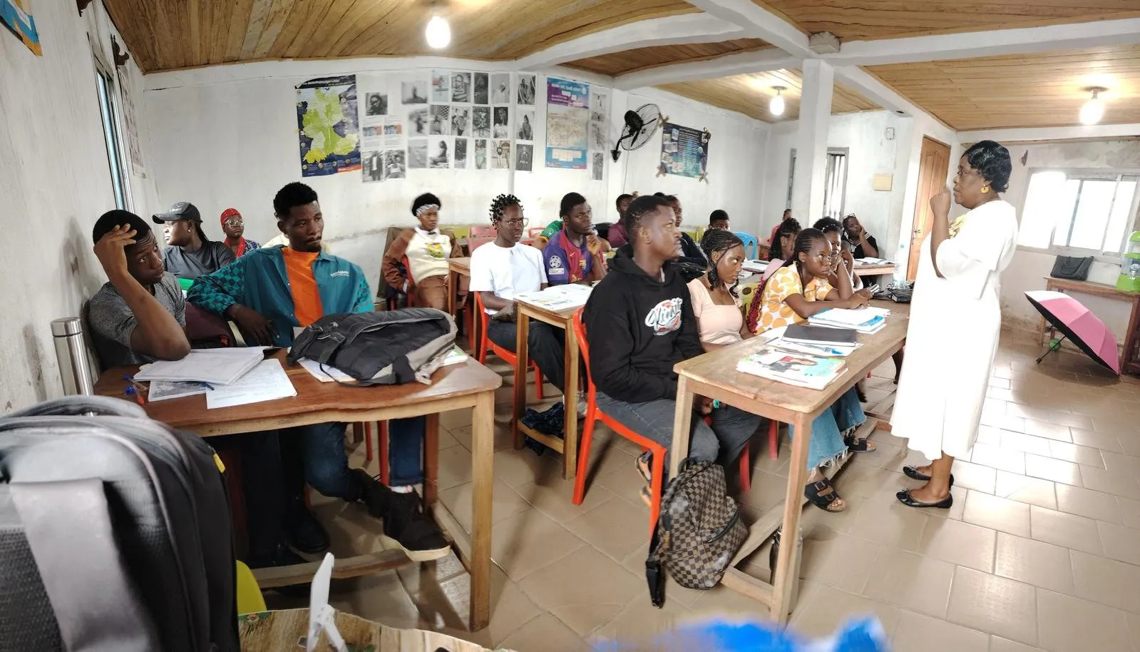 Salle de cours du centre de Douala : la fondatrice s’adresse à un groupe d’apprenants