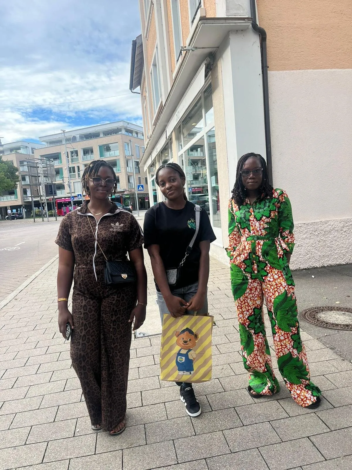 Trois jeunes femmes posent dans une rue de Friedrichshafen
