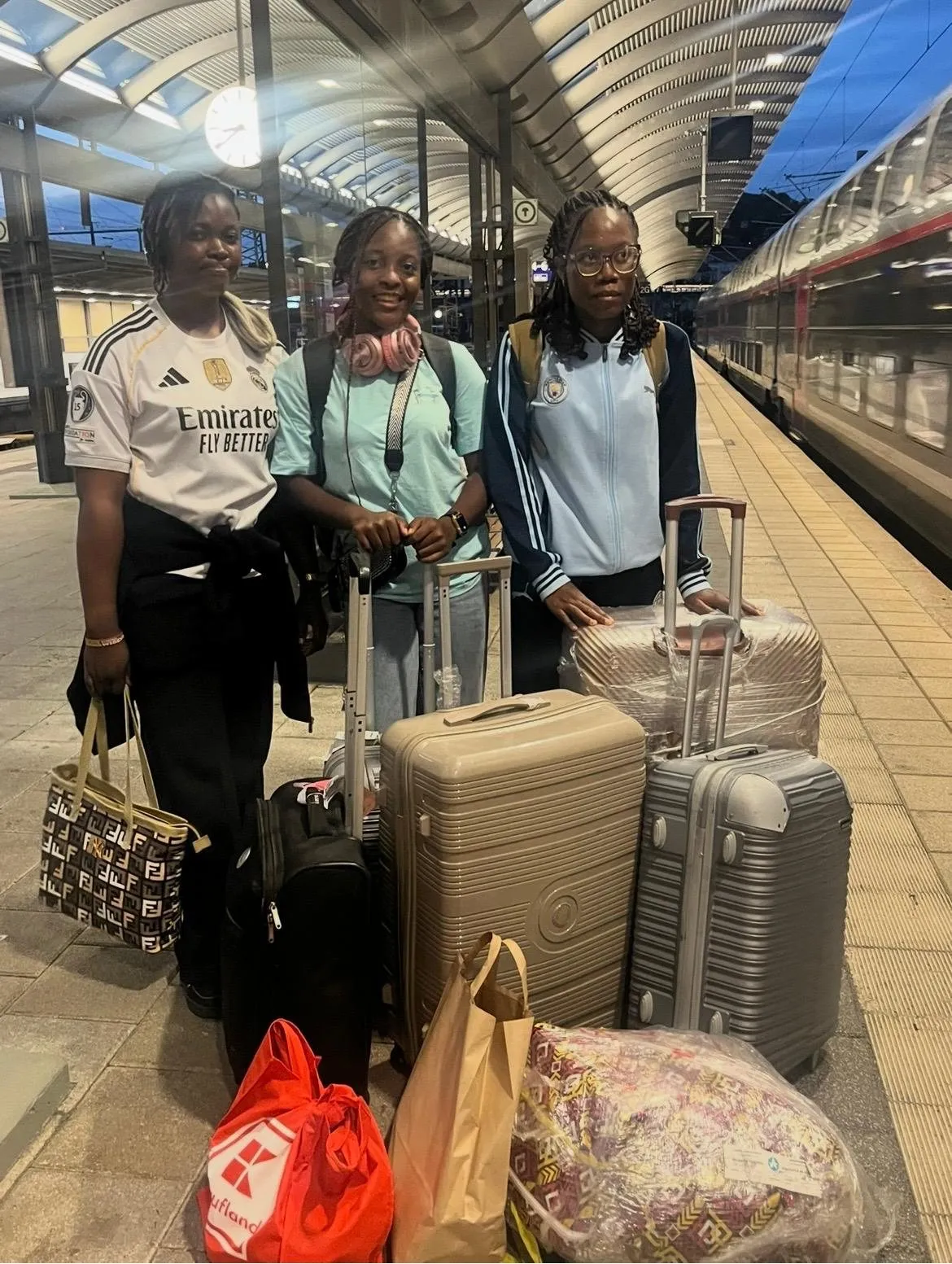 Trois apprenantes avec leurs valises sur un quai de la gare d’Ulm