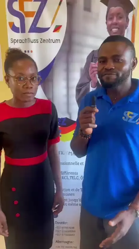 Une apprenante interviewée devant la bannière du centre